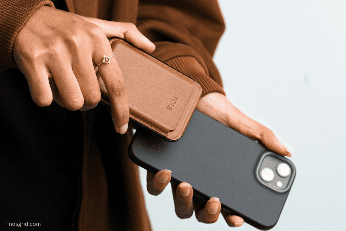 magsafe wallet attached to iphone with credit cards